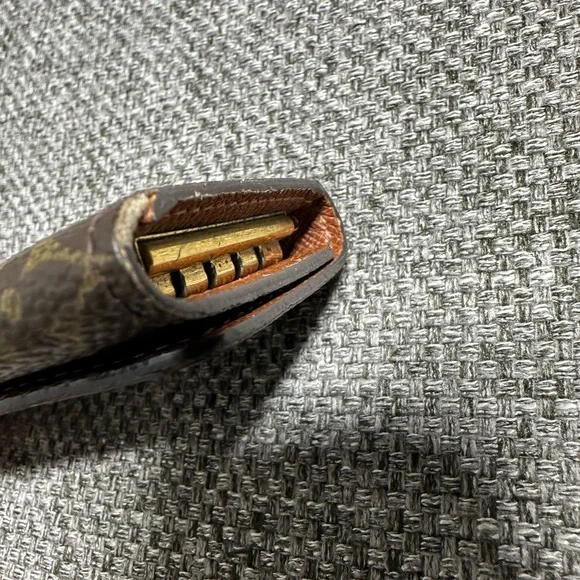 Authentic Louis Vuitton Monogram key holder - Picture 4 of 8